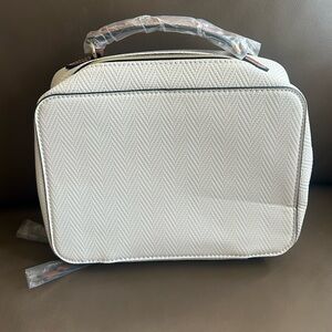 ESTEE LAUDER White 🤍 Faux Leather
Travel 🧳 Cosmetic/Makeup Bag 💄